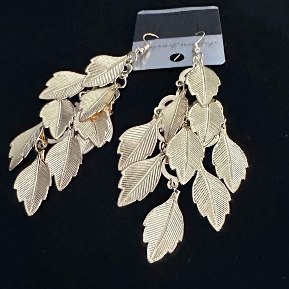👑Elegant Gold Leaf Dangle Earrings